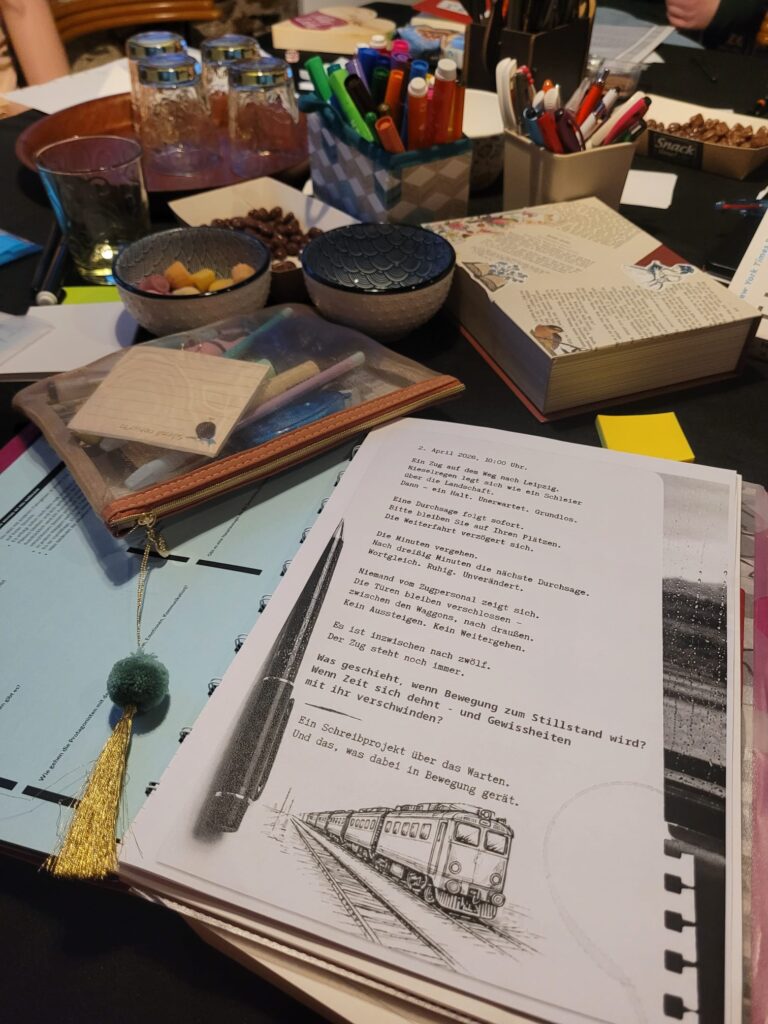 Die Notizen einer Schreibgruppe liegen wild verstreut auf einem Tisch.